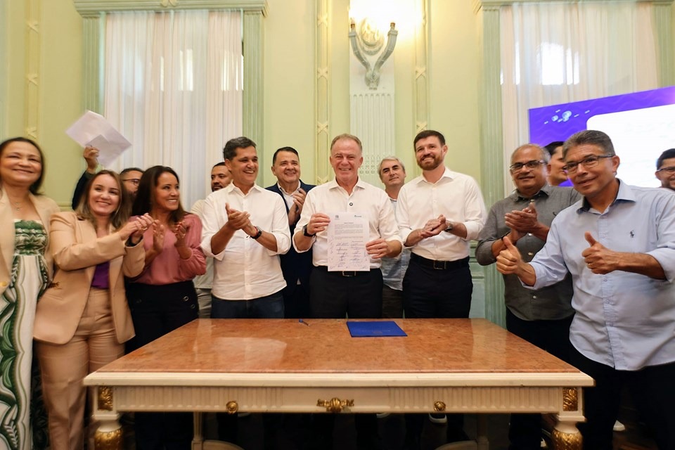 08.12.2025-Cesan firma acordo com municípios para continuidade dos serviços de água e esgoto