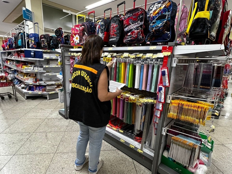 10.01.2025 - Pesquisa de preços de materiais escolares realizada pelo Procon-ES aponta diferença superior a 400 entre lojas