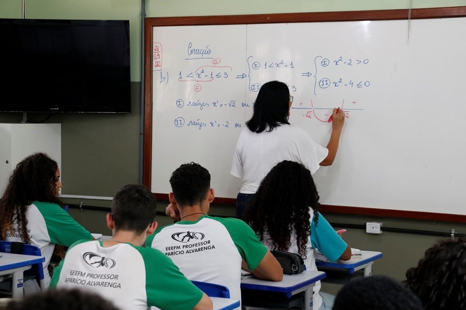 15.10.2025 - Governador encaminha projeto de lei do reajuste salarial para professores e agentes de suporte educacional