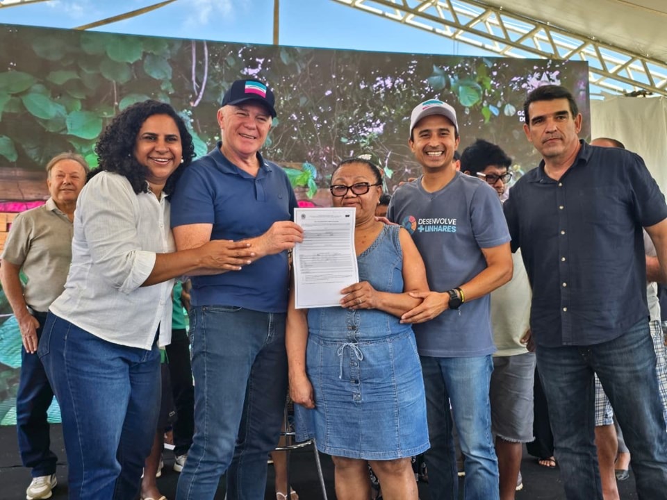 21.11.2025 - Governo entrega títulos de regularização fundiária e anuncia novos investimentos em Linhares