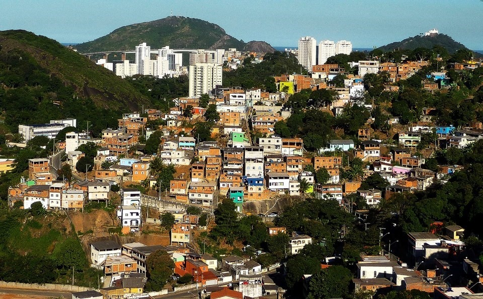 22.04.2024 -Redução de taxa de pobre- imagem de moradias em morro 