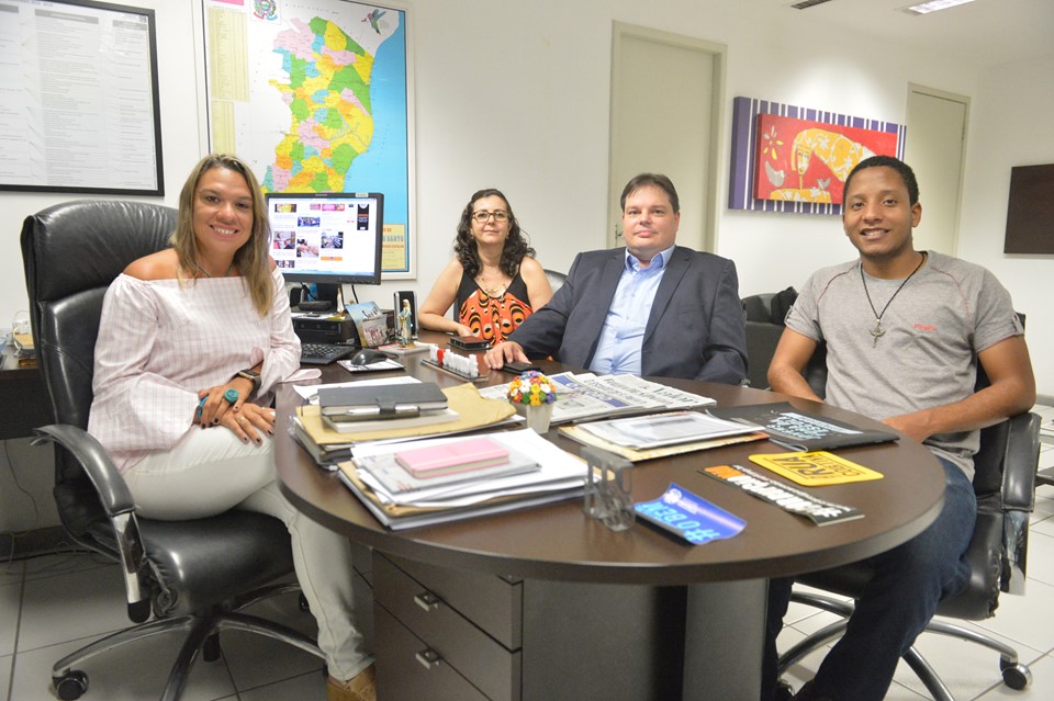 Secom - Em reunião a secretária Andréia Lopes_ subsecretária Ana Gláucia de Sousa_ diretor do Detran Romeu Scheibe Neto e o estudante Vinícius Vieira|||Fotógrafo:Pedro Dutra/Secom-ES