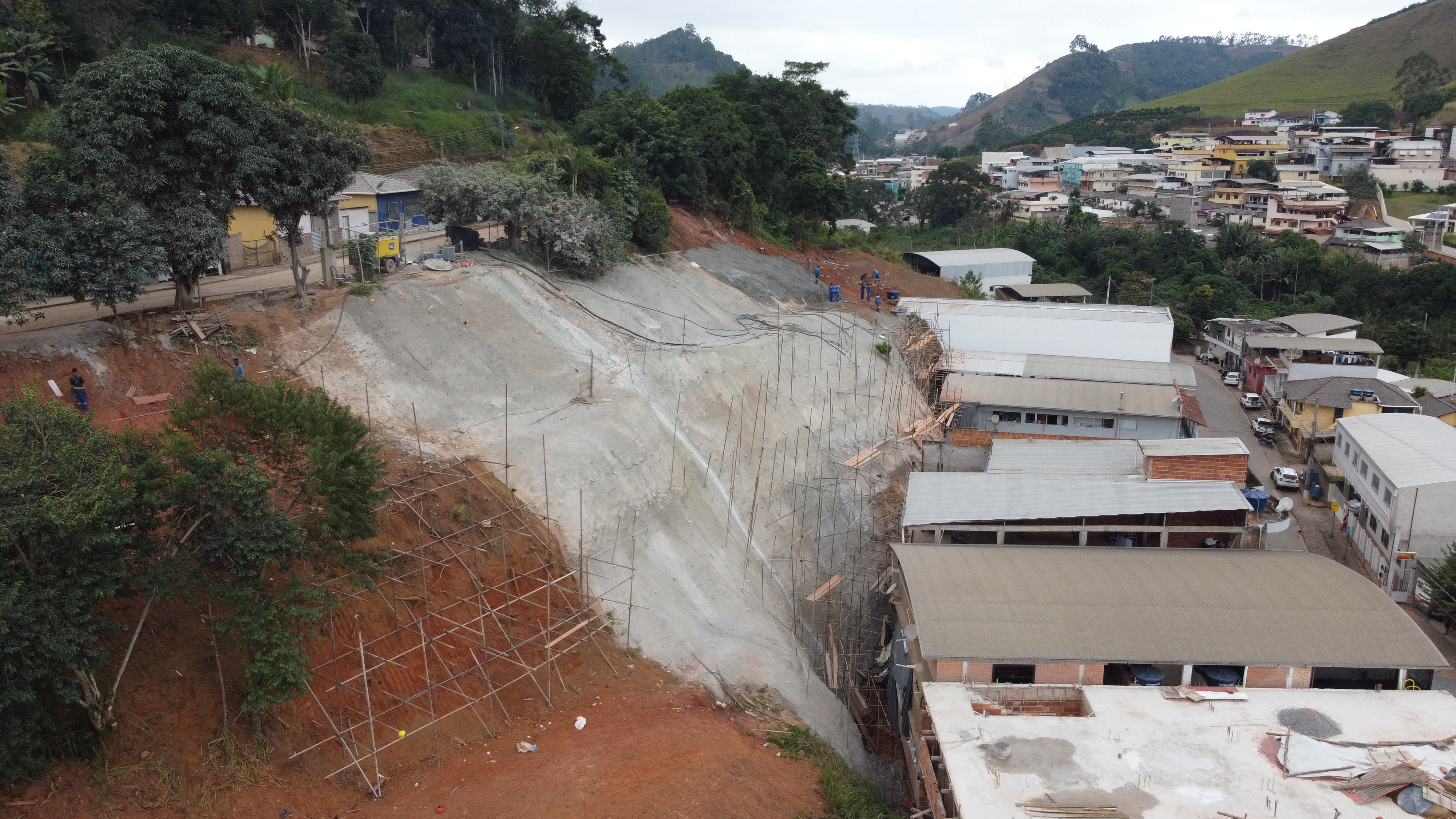 Secretário Pedro Caçador dis que o investimento liderado pelo Governo Ricardo Ferraço vai evitar riscos de deslizamento de terra e rochas, protegendo a vida e os bens patrimoniais da população.|||Fotógrafo:Divulgação - PMI